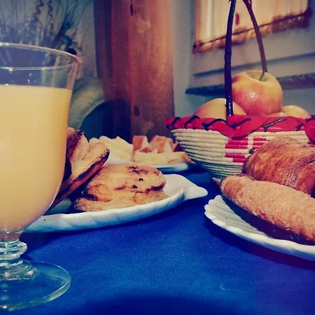 לינה וארוחת בוקר Santa Gilla 3*